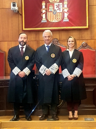 El presidente del TSJA, Jesús María Chamorro González, con la nueva magistrada y su padrino, el magistrado de Siero 2, Pedro Prado Palacio